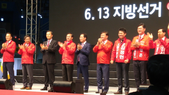 사진 왼쪽 네 번째부터 유정복 인천시장, 홍준표 대표, 민경욱 인천시당 위원장.