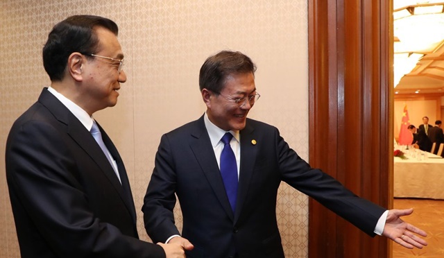 문재인 대통령과 리커창 국무원 총리가 회담장으로 향하는 모습. 사진=연합뉴스 제공