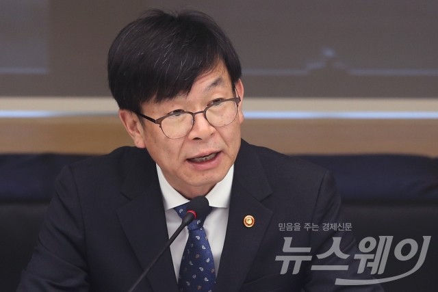 김상조 위원장 “이재용 결단 필요”···삼성지배구조 개선 압박