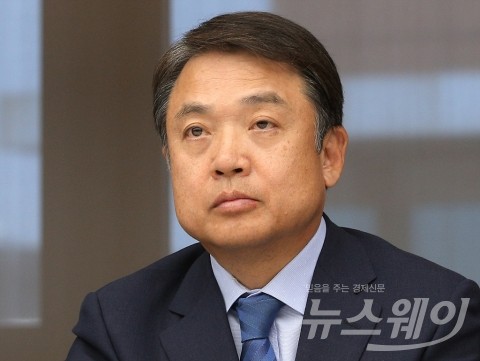 해외에 진심인 정원주 회장, 현대 출신 정진행 前부회장과 동행