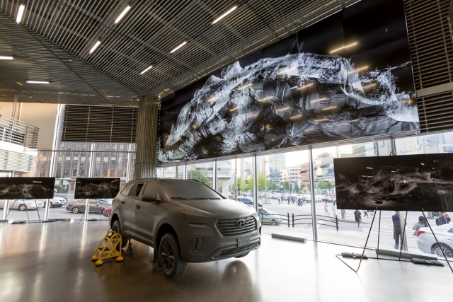 현대자동차의 브랜드 체험관 ‘현대 모터스튜디오 서울’ 1층에서 다음 달 24일까지 스캔랩 프로젝트(ScanLAB Projects)의 최첨단 현대미술 작품 <포스트-렌티큘러 랜드스케이프(Post-lenticular Landscapes)>가 전시된다. (사진=현대차 제공)