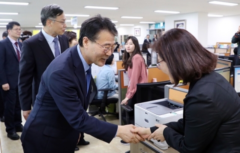 장하성 ‘일자리 안정자금, 서민·중산층 경제 발판 마련’