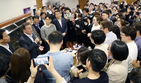 춘추관 깜짝방문한 文대통령