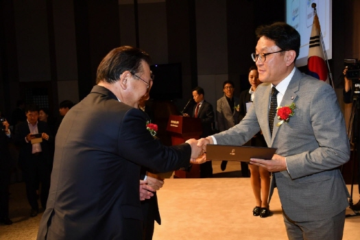 14일 이재철 성남시장 권한대행(오른쪽)이 김부겸 행정안전부 장관으로부터 본상 상장을 받고 있다.