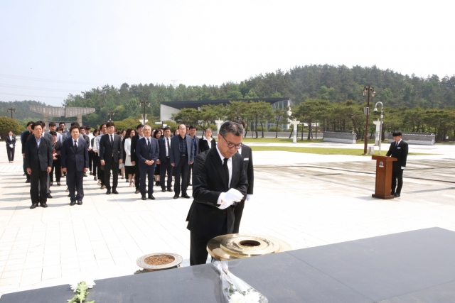 광주문화재단 직원 일동 국립5․18민주묘지 참배 모습