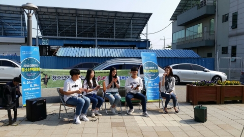 대한민국청소년박람회 사회자들, 군산 경암동 철길마을에서 토크 버스킹 진행