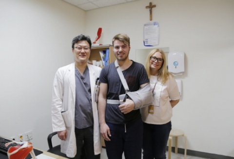 가톨릭관동대 국제성모병원, 나눔의료로 러 아이스하키 선수에게 새 희망 선물