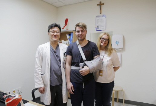 가톨릭관동대 국제성모병원 성승용 교수(왼쪽)와 러시아 아이스하키 선수 블라지슬라프 씨.