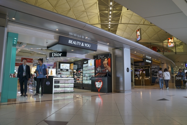 신라면세점, 홍콩공항 면세점 영업시작 첫 분기 흑자 기록 기사의 사진