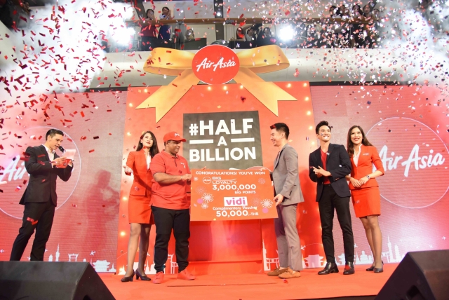 5월 15일 태국 방콕에서 열린 에어아시아의 탑승객 5억 명 돌파 축하 행사에서 5억 번째 승객 파눗 오프라설차왓(오른쪽에서 세 번쨰)이 토니 페르난데스 에어아시아 그룹 CEO(왼쪽에서 세 번째)와 태국의 유명 배우 포프 라나왓(오른쪽에서 두 번째)로부터 축하를 받고 있다. 사진=에어아시아 제공