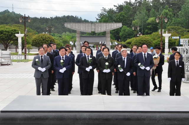 범 광주농협 임직원 50여명 국립 5·18 민주묘지 참배 모습