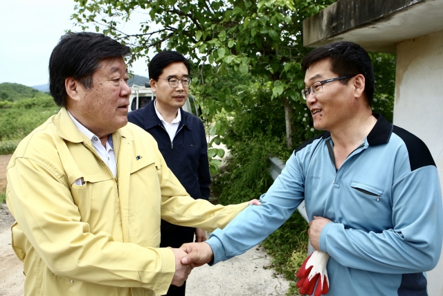 농어촌공사 최규성 사장,  영농기 급수 현황 점검 직원들과 소통 기사의 사진
