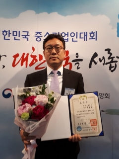 ㈜링크옵틱스 최용원 대표가 2018년 대한민국 중소기업인대회에서 대통령 표창 수상 후 기념 촬영 모습