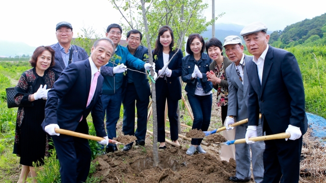 재일 전북도민회, 장수군에 벚나무 기념헌수