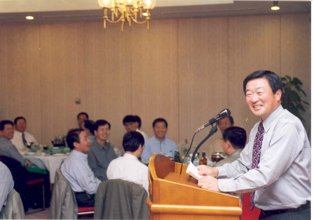 1998년 임원 초청 간담회에서 구본무 회장이 발언하고 있다. 사진=LG 제공
