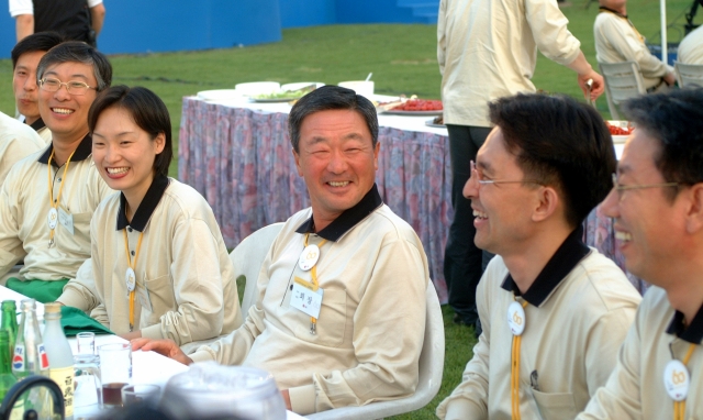 2002년 5월 구 회장(가운데)이 직원들과 대화를 나누는 모습. 사진=LG그룹 제공