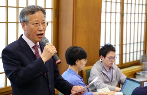 ‘일자리 저하’ 우려에 입 연 靑일자리수석 “사실 계속 늘었다”