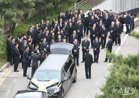 LG, 구본무 회장 3주기···영상으로 차분히 추모