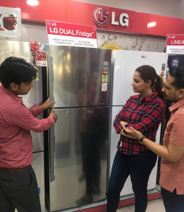 LG전자가 인도에서 생산하고 판매하는 고효율 냉장고를 통해 유엔기후변화협약(UNFCCC) 집행위원회로부터 탄소배출권 17만 3천 톤을 인정받았다. 인도 가전매장을 찾은 고객이 LG전자 냉장고를 살펴보고 있다. 사진=LG전자 제공