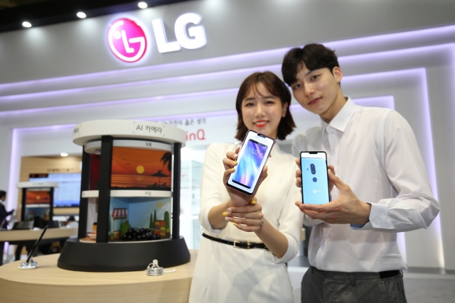 LG전자는 23일부터 26일까지 4일간 서울 삼성동 코엑스에서 열리는 국내 최대 IT 전시회 ‘월드 IT 쇼(World IT Show: WIS) 2018’에서 363제곱미터(m²) 규모의 부스를 마련하고 최근 출시한 전략 스마트폰 LG G7 ThinQ를 전시했다. 사진=LG전자 제공