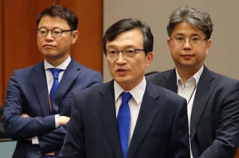 文대통령 개헌안 ‘투표 불성립’··· 靑 ‘野 향한 유감’ 표명