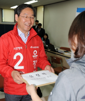  유정복, 인천선관위에 자유한국당 인천시장 후보 등록 기사의 사진