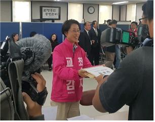 최순자 인천교육감 예비후보가 24일 인천시선거관리위원회에서 후보 등록을 하고 있다.