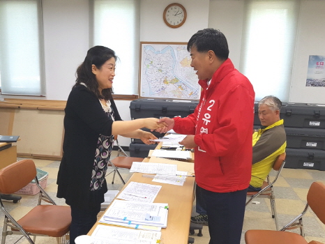 23일 유영근 김포시장 후보가 선거관리위원회에서 후보자 등록을 하고 있다.