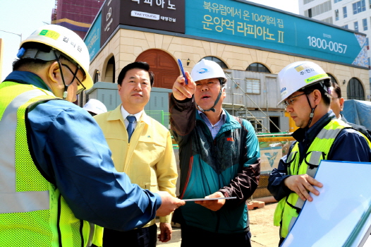 24일 김두관 의원이 김포도시철도 차량기지를 방문해 도시철도 진행상황에 대한 설명을 듣고 있다.
