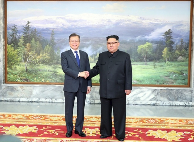 문재인 대통령과 김정은 북한 국무위원장이 26일 정상회담을 가졌다. 사진=청와대 제공