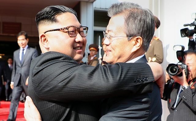 문재인 대통령과 김정은 북한 노동당 위원장이 26일 정상회담에 앞서 포옹을 나누는 모습. 사진=청와대 제공