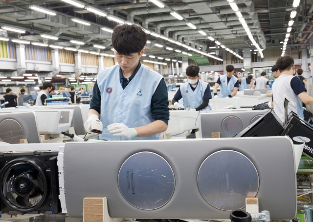 광주 오선동에 위치한 삼성전자 광주사업장 에어컨 생산라인에서 직원들이 삼성 무풍에어컨을 생산하고 있는 모습. 사진=삼성전자 제공