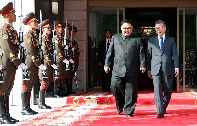 문재인 대통령과 김정은 북한 노동당 위원장이 지난 26일 정상회담을 위해 만난 모습. 사진=청와대 제공