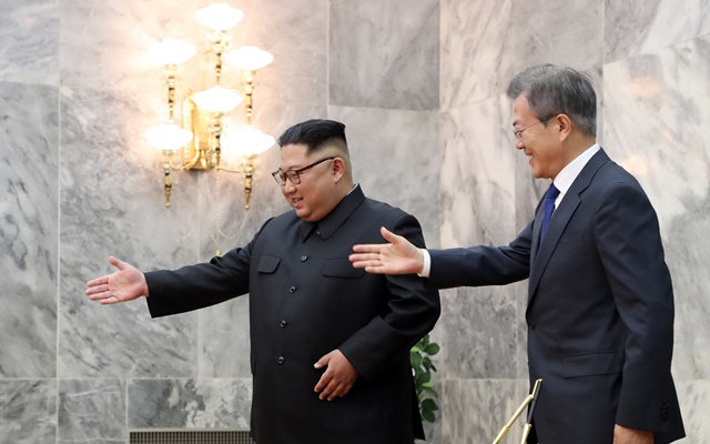 문재인 대통령과 김정은 북한 노동당 위원장이 지난 26일 북측 통일각에서 만난 모습. 사진=청와대 제공