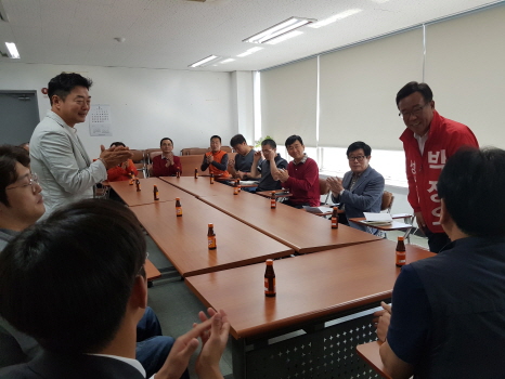 박정오 성남시장 후보가 28일 성남시내버스노동조합과의 간담회 자리에서 인사를 하고 있다.