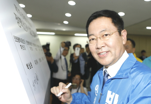 28일 인천선관위에서 박남춘 인천시장 후보가 정책선거 실천을 다짐하고 있다.