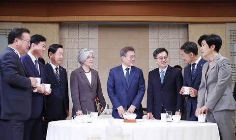 청와대, 자영업·실직자 뺀 최저임금 자료 참조 논란