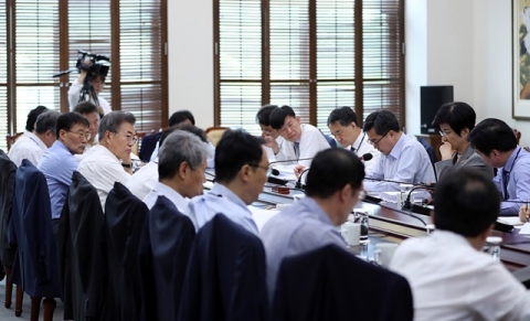 가계소득 점검회의서 文대통령이 콕 찍은 ‘매우 아픈 지점’은?