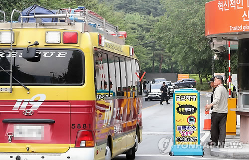 29일 폭발로 추정되는 화재로 사상자가 발생한 가운데 대전 유성구 외삼동의 한화 대전공장으로 119 구급차량이 들어가고 있다. 사진=연합뉴스 제공