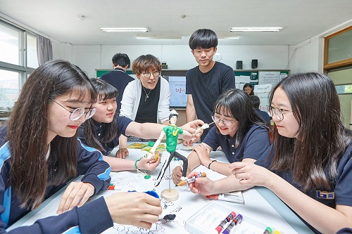 금호타이어가 청소년 사회문제 예방교육의 일환으로 실시하는 ‘그림으로 마음읽기’는 미술 활동을 통해 학생들의 심리를 치료하는 기법이다. 사진=금호타이어 제공