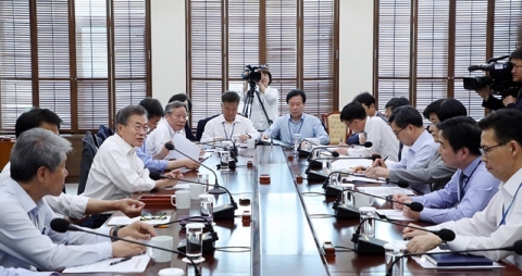 文대통령·靑경제라인, ‘소득주도성장’ 놓고 엇박자 행보 감지