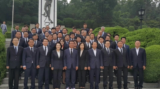 박정오 성남시장 후보, 당직자 및 시·도의원 후보들과 현충탑 참배 기사의 사진