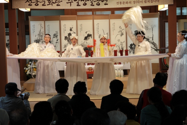 광주광역시 무형문화재 예능보유자들의 씻김굿 중 ‘길닦음’ 공연 모습