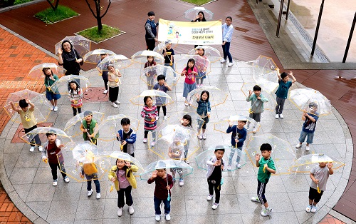 ‘투명 우산 나눔 캠페인’은 현대모비스가 어린이 교통 안전을 위해 지난 2010년부터 실시해온 사회공헌활동이다. 사진=현대모비스 제공