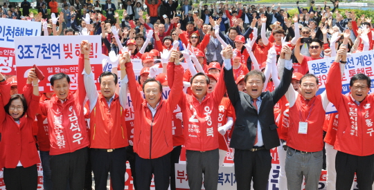 유정복 인천시장 후보가 31일 인천시청 앞 미래광장에서 출정식을 가진 뒤 당원들과 손을 맞잡고 만세를 부르며 승리를 다짐하고 있다.