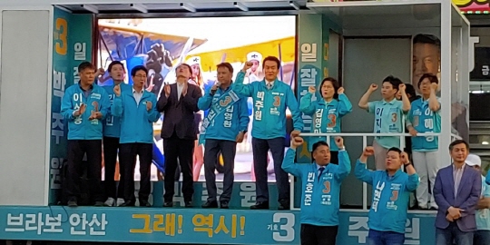 31일 안산 단원구 동명상가 앞에서 열린 필승 출정식에 참석한 박주원 후보.