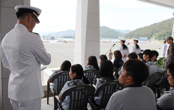5월 31일 청도신화랑단이 호국정신 계승 교육기관인 해군사관학교를 견학하고 있다.(사진제공=청도군)