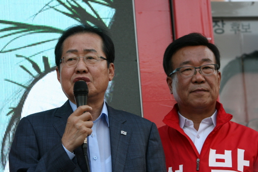1일 홍준표 자유한국당 대표가 박정오 성남시장 후보 지지를 호소하고 있다.