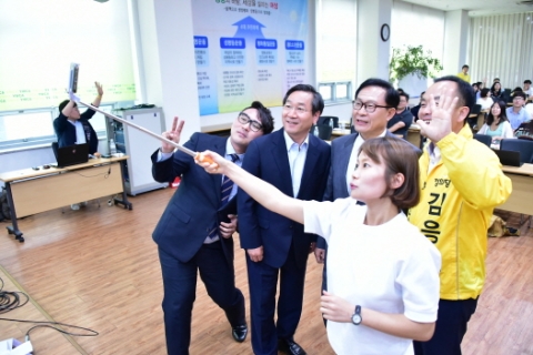  유정복 인천시장 후보, `인천청년과 함께 하는 토크콘서트` 참석