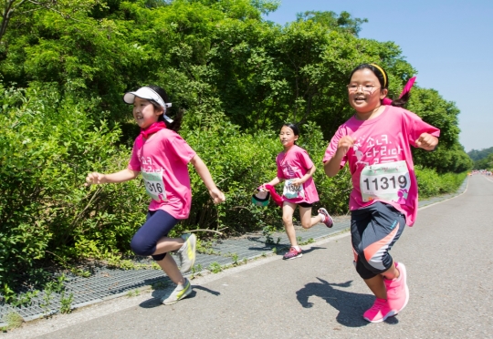 현대해상이 2일 서울 상암동 월드컵공원에서 진행한 ‘소녀, 달리다 – 달리기 축제’ 참가 어린이들이 달리고 있다. 사진=현대해상